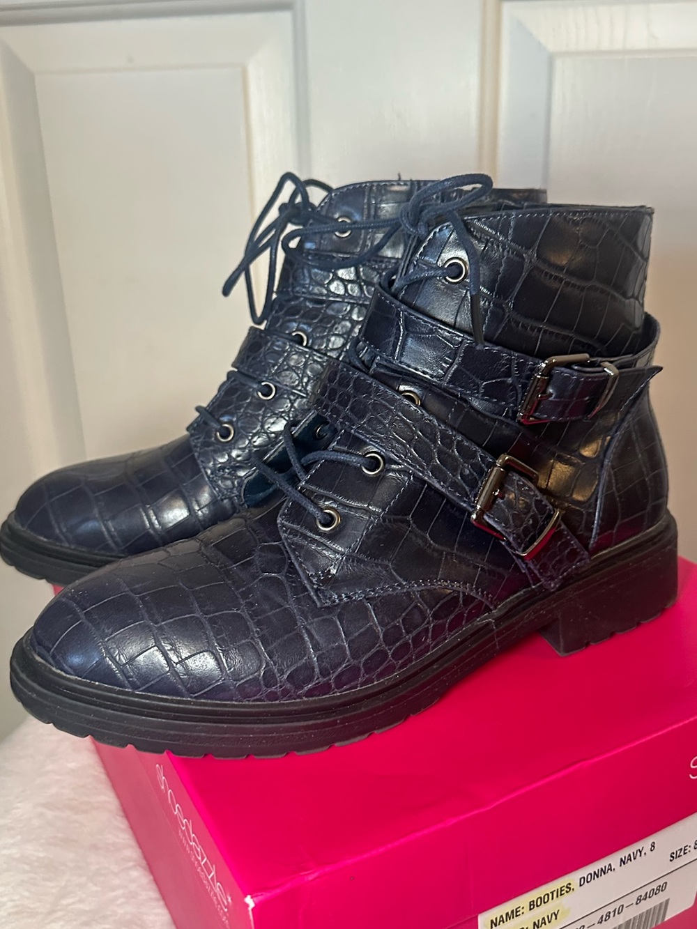 ShoeDazzle Donna Navy Croc Embossed Combat Boots NWOT Size 8 - Picture 2 of 8